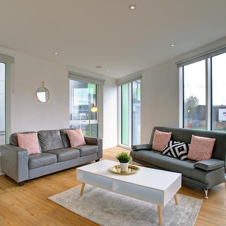 Lovely 2-Bed Apartment In Manchester With Parking Kültér fotó