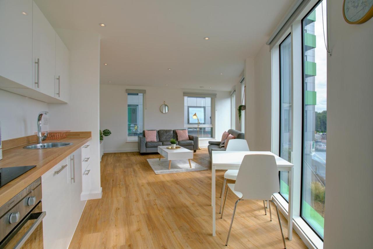 Lovely 2-Bed Apartment In Manchester With Parking Kültér fotó