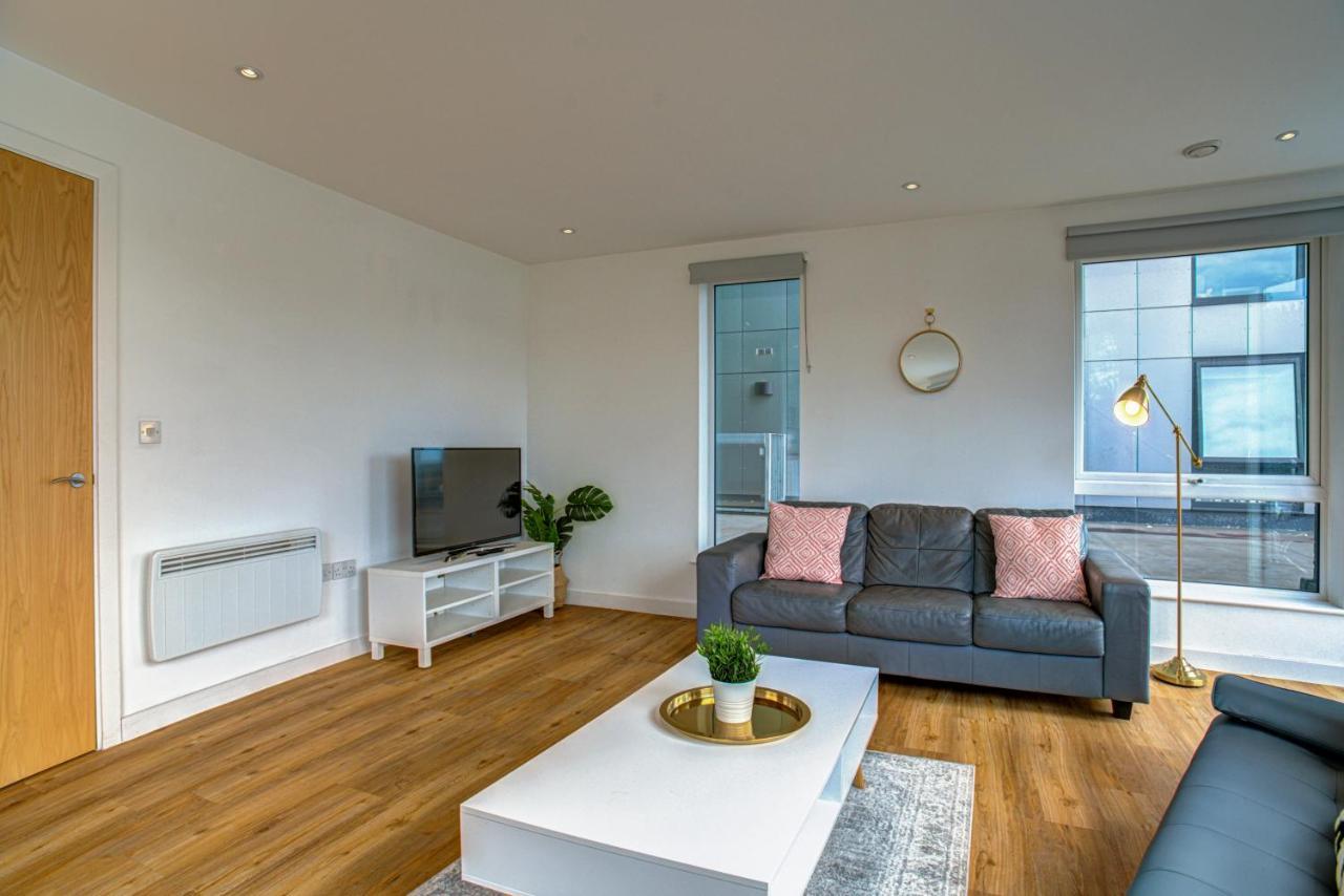 Lovely 2-Bed Apartment In Manchester With Parking Kültér fotó