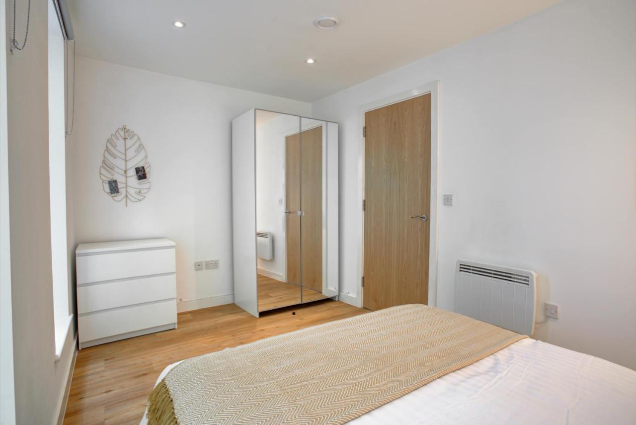 Lovely 2-Bed Apartment In Manchester With Parking Kültér fotó